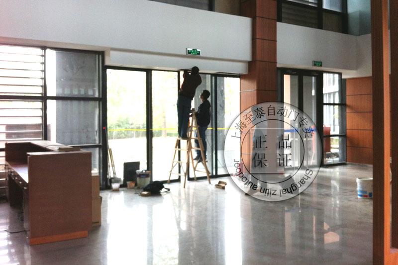 Automatic door magnetic lock